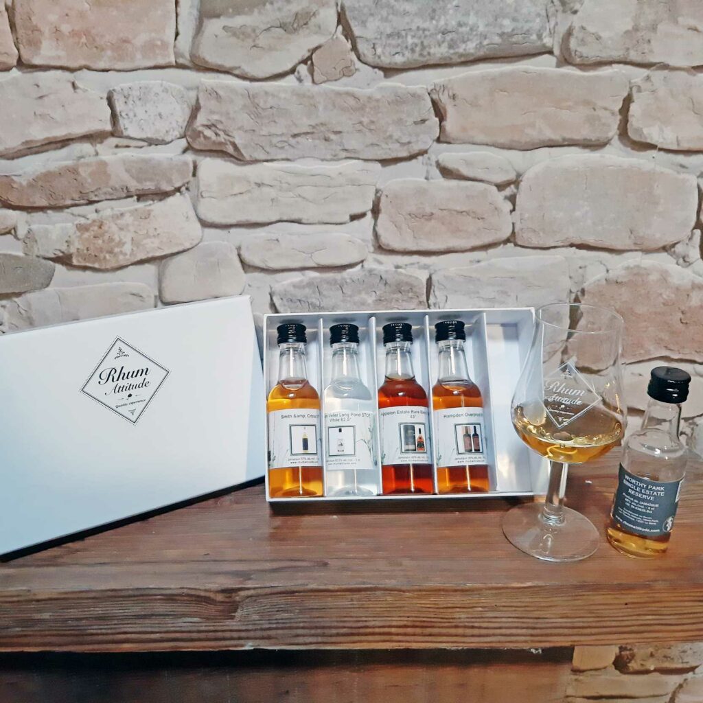 Flacons ambrés de rhum jamaïcain aux arômes tropicaux pour illustrer le coffret découverte Jamaïque proposé par Rhum Attitude.