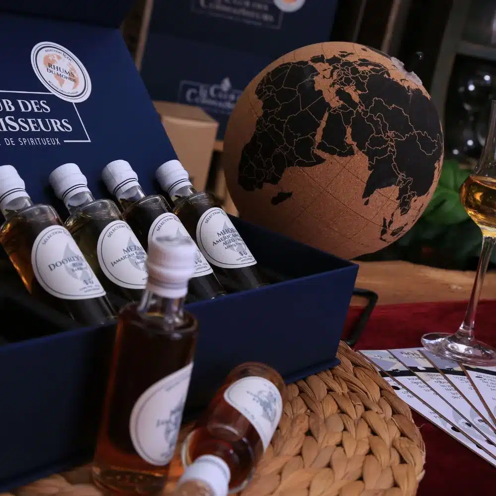 Fioles de rhum aux couleurs ambrées pour illustrer les coffrets rhum du Club des Connaisseurs et leurs profils aromatiques variés.