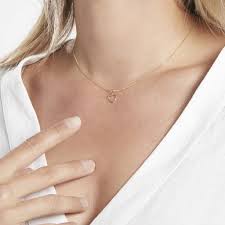 Colliers Histoire d’Or en or jaune, argent et plaqué or : chaînes fines, pendentifs cœur et modèles sertis de zirconium photographiés sur fond clair.