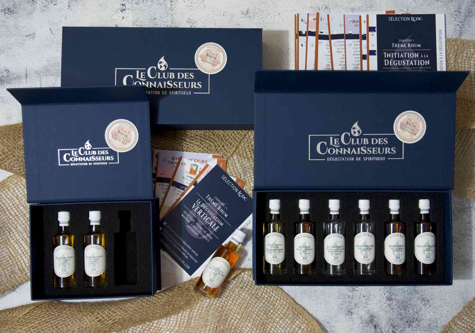 Coffret du Club des Connaisseurs avec plusieurs fioles de whisky rhum et gin alignées pour illustrer un test complet et un avis détaillé sur l’abonnement spiritueux de la marque.