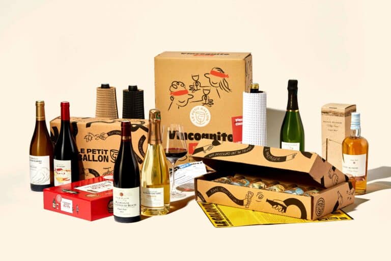 Coffret Le Petit Ballon posé sur une table avec deux bouteilles et une fiche de dégustation pour illustrer un test complet et un avis personnel sur les abonnements vin proposés par la marque parisienne.