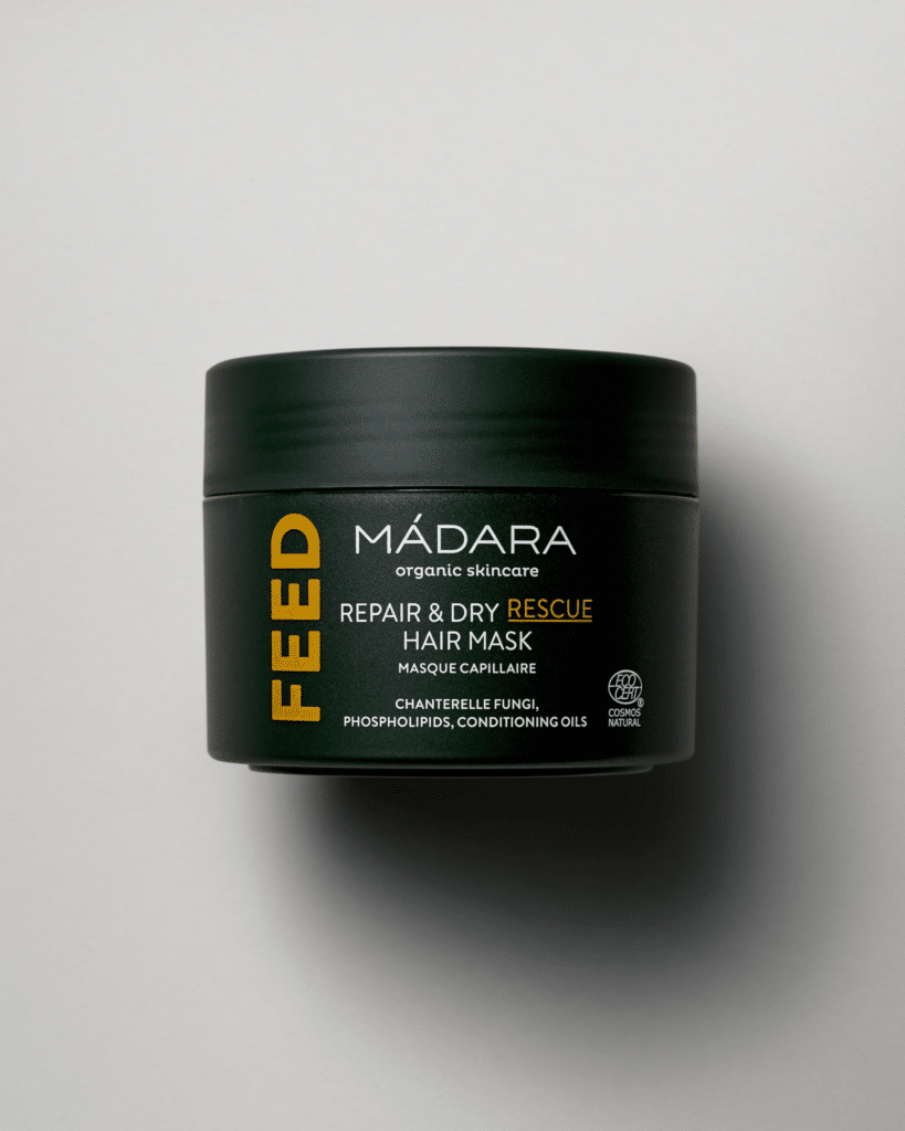 Masque capillaire Feed Repair Dry Rescue Hair Mask de MÁDARA en pot, texture épaisse appliquée sur mes longueurs sèches pour nourrir et lisser les cheveux sans silicone