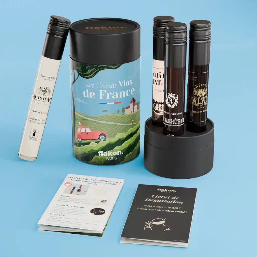 Coffret Flakon posé avec un verre de dégustation pour illustrer une expérience personnelle avec les vins et spiritueux de Flakon et les sensations vécues durant le test.