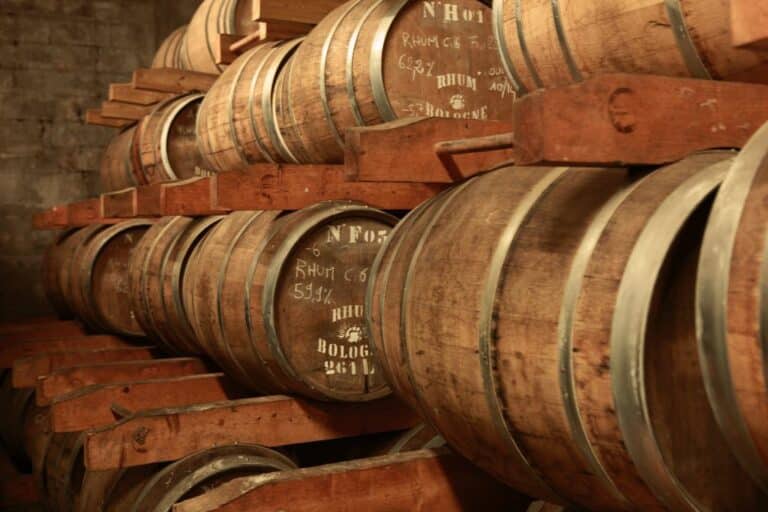 Coffret Rhum Attitude posé sur une table avec plusieurs flacons ambrés pour illustrer un test complet et un avis personnel sur les coffrets rhum et l’abonnement proposé par la marque.