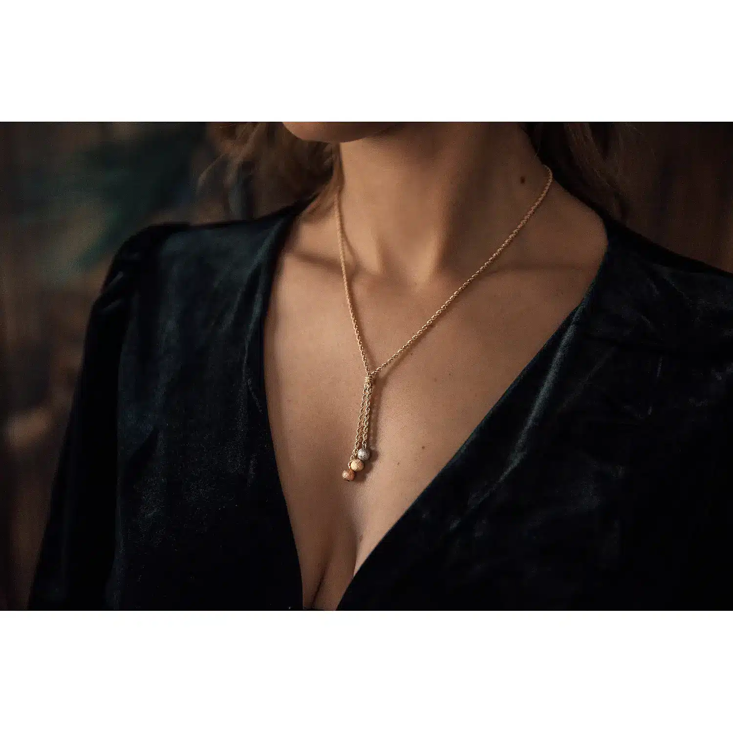 Vitrine d’une boutique Cléor présentant des bagues, colliers et bracelets en or et argent dans une ambiance lumineuse et élégante.