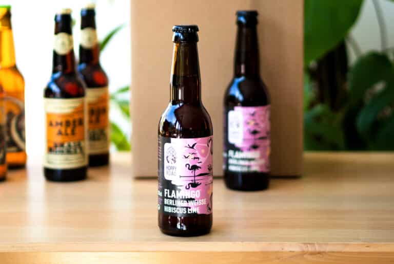 Coffret Une Petite Mousse posé sur une table avec plusieurs bouteilles artisanales pour illustrer un test complet et un avis détaillé sur l’abonnement bière et les coffrets découverte de la marque.