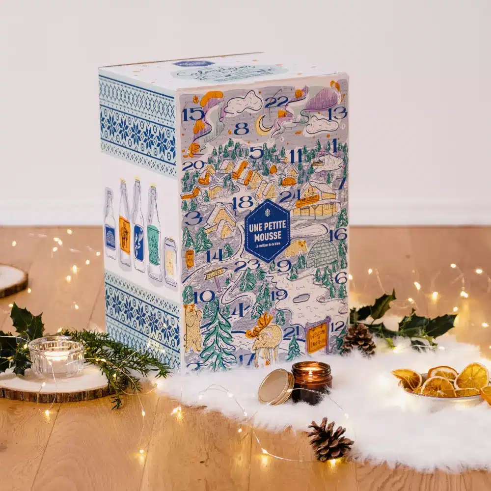Coffret du calendrier de l’Avent bière Une Petite Mousse avec plusieurs petites cases pour illustrer les vingt quatre bières artisanales proposées pendant le mois de décembre.