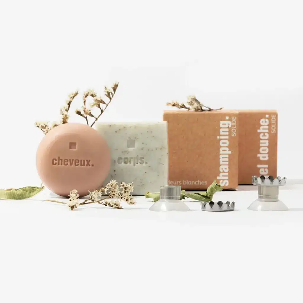 Produits solides et liquides La Marque En Moins dans une salle de bain minimaliste, symbolisant une marque d’hygiène française zéro déchet.