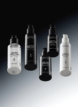 Femme appliquant une crème MÁDARA devant un miroir, photo illustrant le choix d’une marque bio nordique et engagée pour la peau et l’environnement.