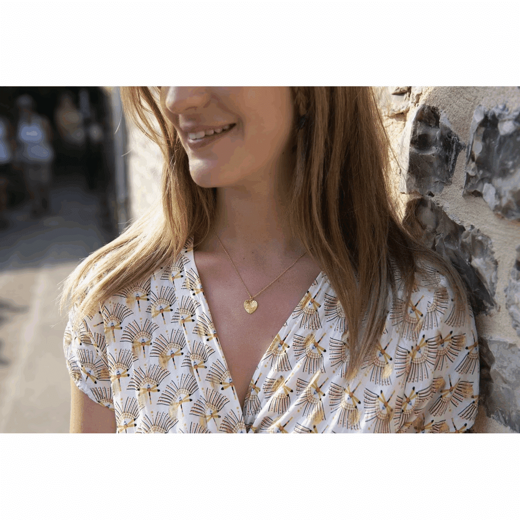 Présentation de l’univers Cléor, bijouterie française moderne avec vitrines sobres, collections variées et engagement pour des matériaux de qualité recyclés et certifiés.