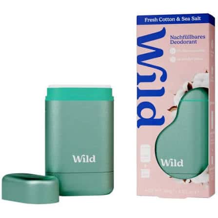 Je clique une recharge dans l'étui Wild, sur l'étagère de la salle de bain. L'ancienne recharge part au compost, et l'étui ne quitte pas l'étagère. Je repose le déodorant à sa place avant d'éteindre la lumière.