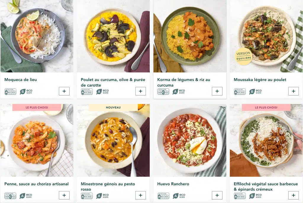 Femme dégustant un plat Seazon dans sa cuisine, ambiance chaleureuse et détendue. L’image illustre les avantages du service — gain de temps, variété, équilibre — et son principal inconvénient : un prix plus élevé mais compensé par la qualité des repas.