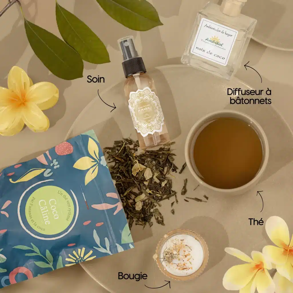 Produits de la box Bali avec bougie parfumée, diffuseur noix de coco, brume et accessoire fleuri pour illustrer l’ambiance inspirée d’une destination ensoleillée.