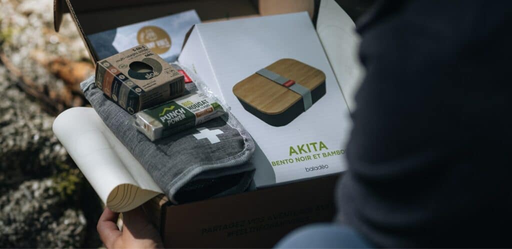 Accessoires de randonnée sortis d’une box Camp Vibes pour illustrer une utilisation réelle des produits en sortie outdoor.