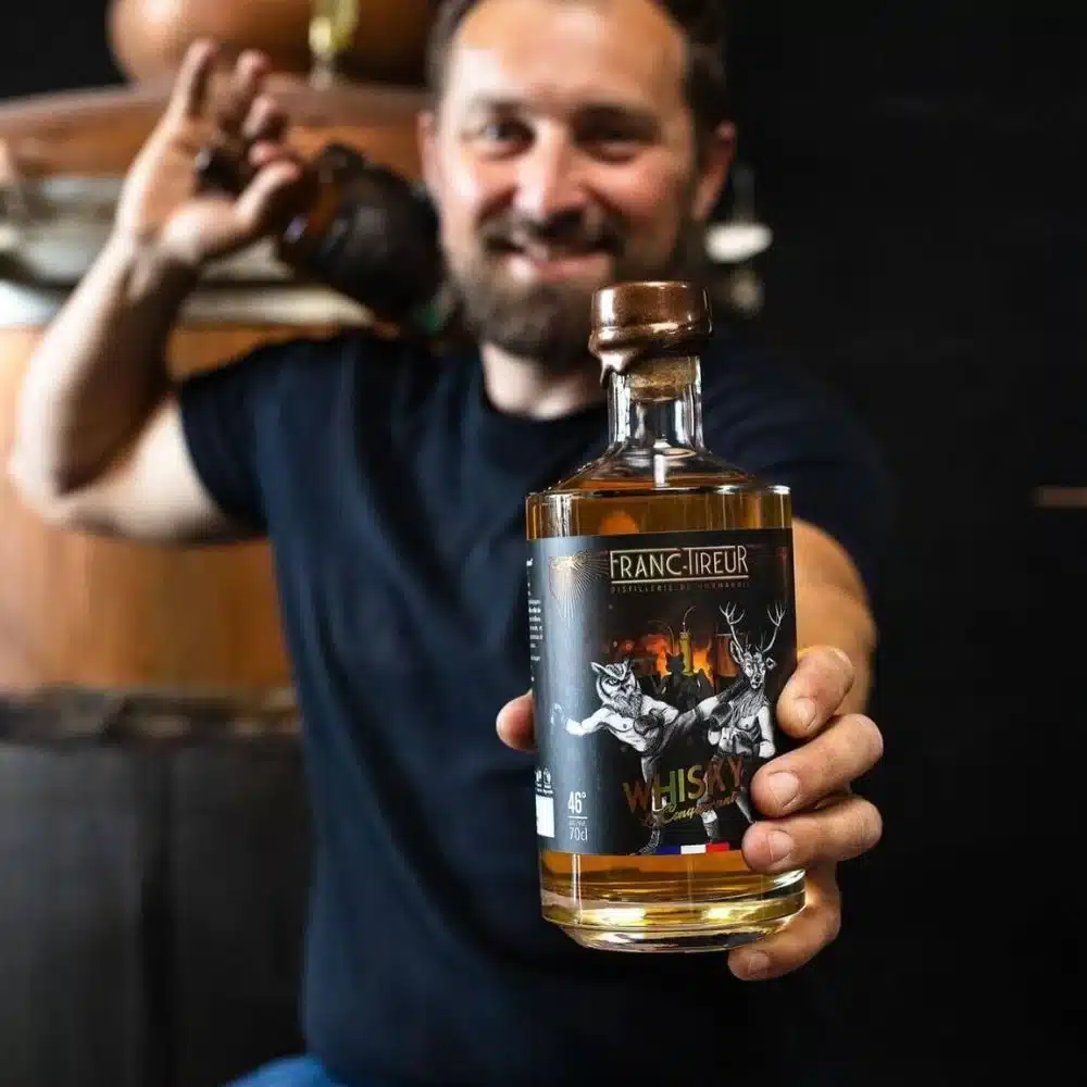 Verre rempli depuis une fiole d’un coffret du Club des Connaisseurs pour illustrer une dégustation personnelle et les sensations vécues lors du test.