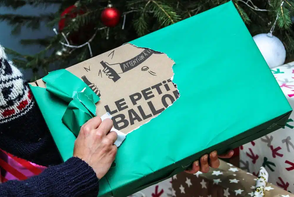 Bouteille ouverte et verre de vin Le Petit Ballon pour illustrer une expérience personnelle de dégustation à domicile et les sensations vécues lors du test.
