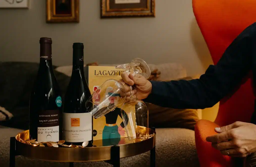 Abonnement Le Petit Ballon présenté avec deux bouteilles mensuelles et fiche de dégustation pour expliquer le fonctionnement sans engagement et la pédagogie simple de la marque.