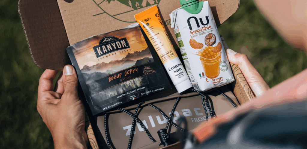 Image d’un abonnement Camp Vibes avec indication des durées et du rythme d’envoi pour illustrer le fonctionnement de la box destinée aux randonneurs.