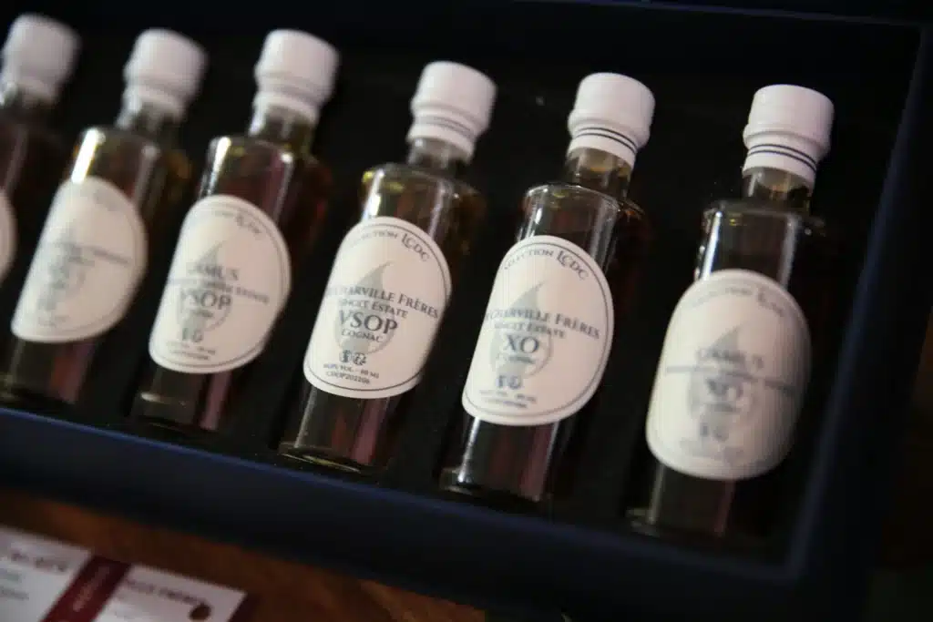 Fioles de spiritueux parfaitement calées dans un coffret pour illustrer le fonctionnement de l’abonnement et la rigueur de la préparation des colis du Club des Connaisseurs.