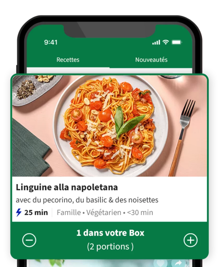 Femme cuisinant un plat HelloFresh France dans sa cuisine, illustrant le confort et les limites du service après plusieurs semaines d’usage.
