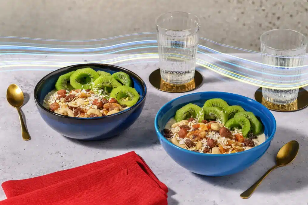 Assiette de repas HelloFresh France avec légumes grillés, viande dorée et sauce maison, illustrant la qualité et l’équilibre des recettes.