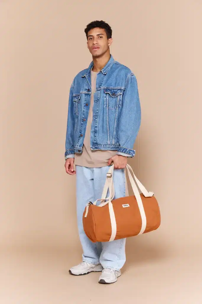 Sac Hindbag modèle Léo porté par un homme en tenue urbaine, couleur marine, silhouette nette sans affaissement, volume adapté à un ordinateur treize pouces, style sobre et utilitaire, image parfaite pour évoquer la sélection Hindbag pour hommes, accessoires polyvalents pour un usage quotidien.