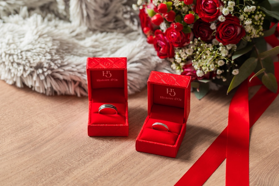 Intérieur d’une boutique Histoire d’Or avec ses vitrines claires et son ambiance accessible, représentant la vision d’une bijouterie ouverte à tous.