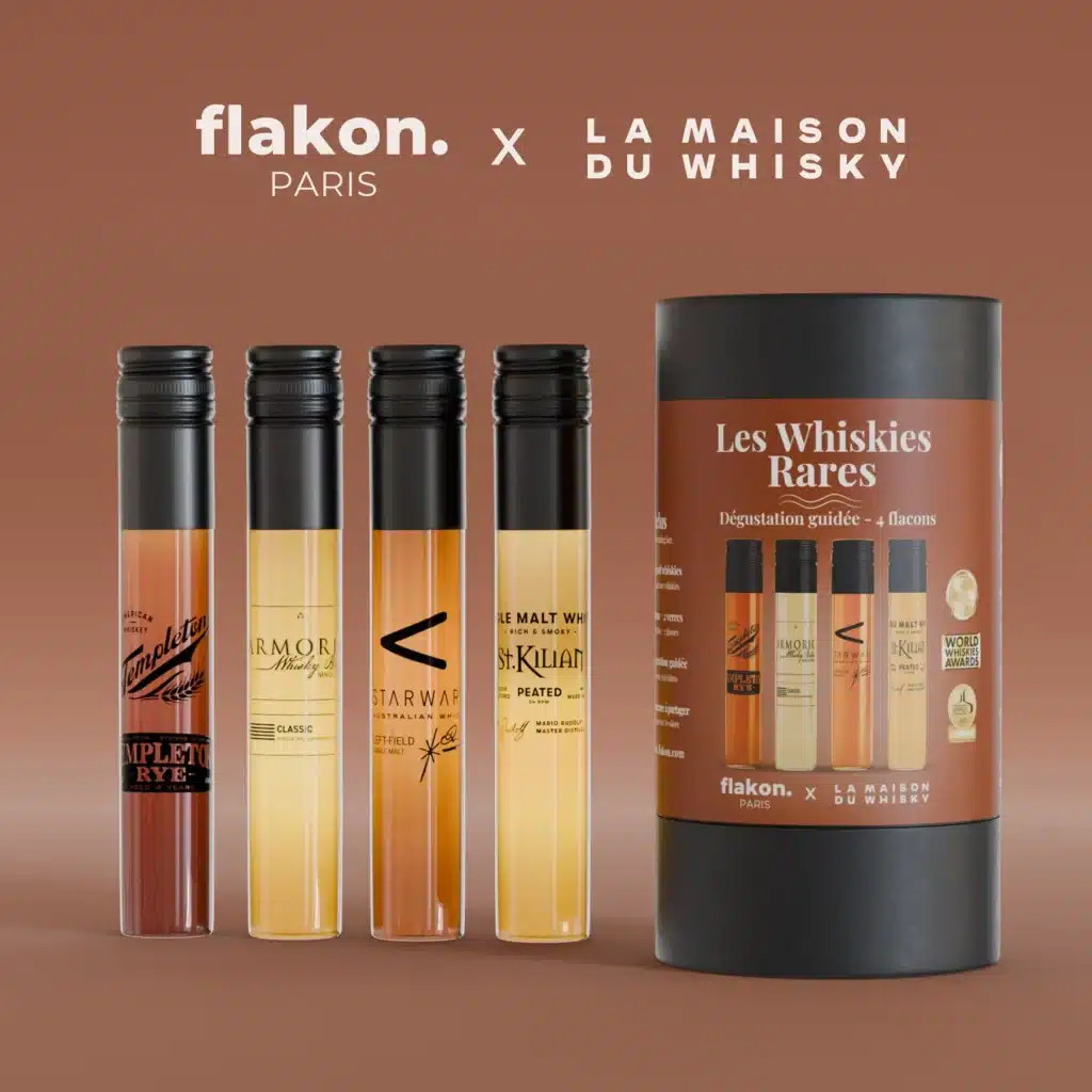 Idée cadeau d’anniversaire pour amateur de spiritueux : coffret Flakon avec trois fioles de rhum, whisky et gin, posées sur une table en bois avec verres de dégustation, ambiance chaleureuse et dorée évoquant le plaisir de découvrir des alcools d’exception.