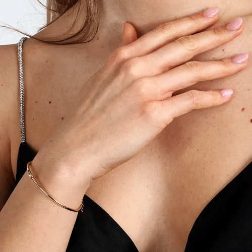 Bracelets Cléor variés : jonc acier doré, bracelet maille forçat argent et modèle cuir tressé homme, photographiés ensemble pour illustrer la diversité des styles.