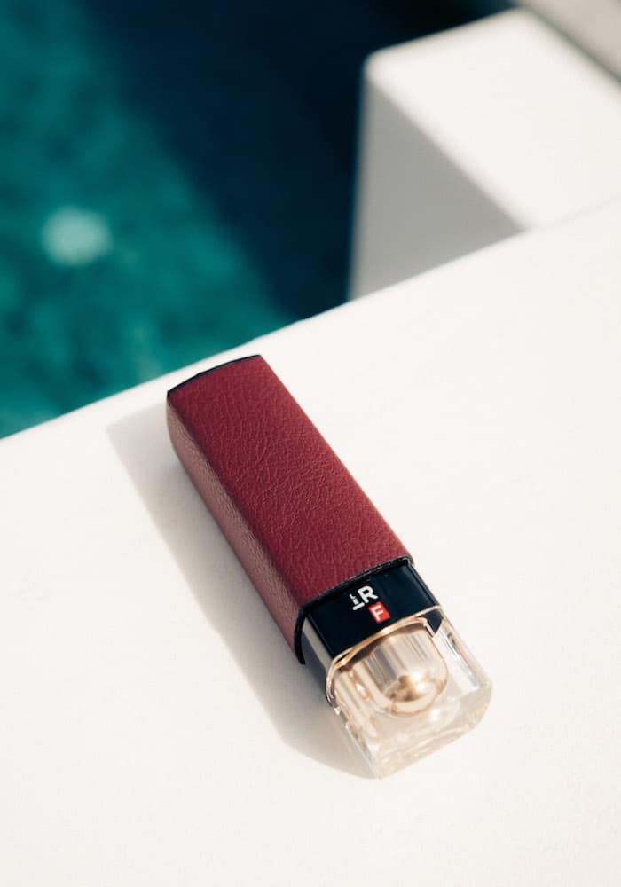 Gros plan d’un rouge à lèvres Le Rouge Français appliqué sur les lèvres, image symbolisant l’avis personnel et l’expérience utilisateur sur la marque française de maquillage végétal.