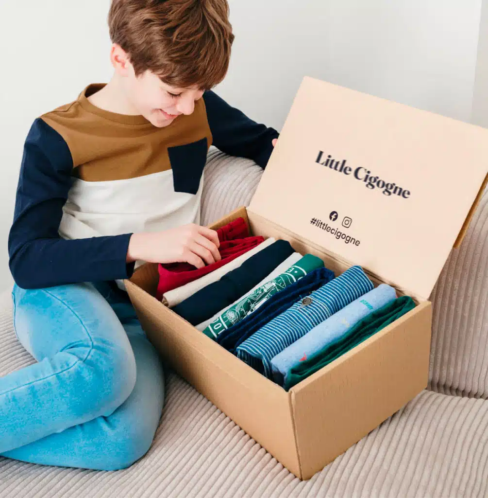 Sélection de vêtements Little Cigogne pour enfants avec pièces choisies par une styliste selon le style et la taille pour illustrer un service pratique d’essayage à domicile et de garde robe personnalisée.