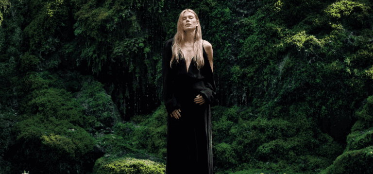 Produits MÁDARA Cosmetics posés sur une coiffeuse en bois, illustrant un article test et avis sur la marque de cosmétiques bio lettonne inspirée de la nature nordique.