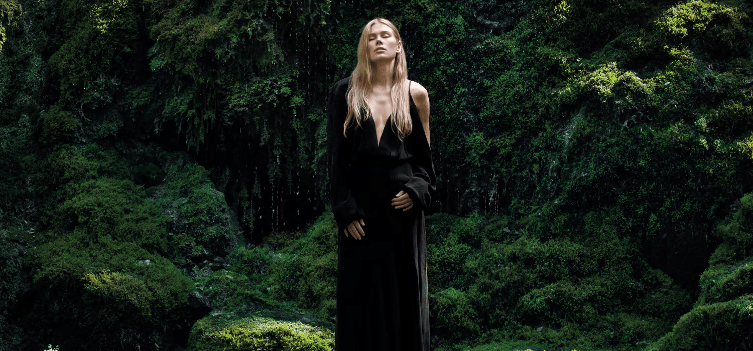 Produits MÁDARA Cosmetics posés sur une coiffeuse en bois, illustrant un article test et avis sur la marque de cosmétiques bio lettonne inspirée de la nature nordique.