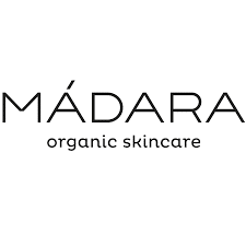 Laboratoire MÁDARA en Lettonie avec des flacons de plantes nordiques et des formules naturelles, illustrant la philosophie écologique et scientifique de la marque.