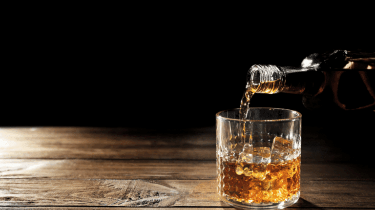 Comparatif complet des meilleures box alcool vin spiritueux avec présentation détaillée des coffrets dégustation pour choisir entre vin rhum whisky gin et bières artisanales selon son profil.