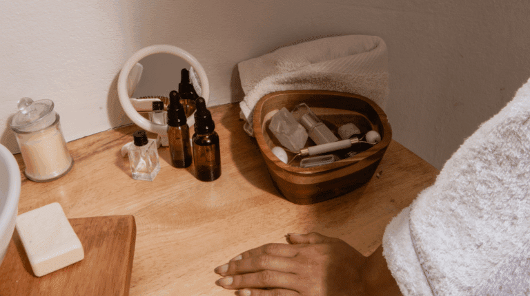 Comparatif des meilleures box beauté et cosmétique avec présentation des soins contenus dans Prescription Lab et Biotyfull Box pour aider le lecteur à choisir une box adaptée à sa routine et à ses besoins.