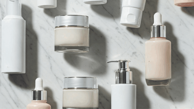 Sélection de produits de beauté bio, green et techniques regroupés sur une coiffeuse, illustrant un article comparatif sur les meilleures marques de cosmétique selon une consommatrice.