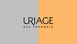 Je pose le brumisateur d'eau thermale près du miroir, à côté de la crème. Je vaporise deux fois à trente centimètres du visage et j'attends que les gouttes sèchent. Je lis l'étiquette pour voir la composition avant de ranger le flacon.