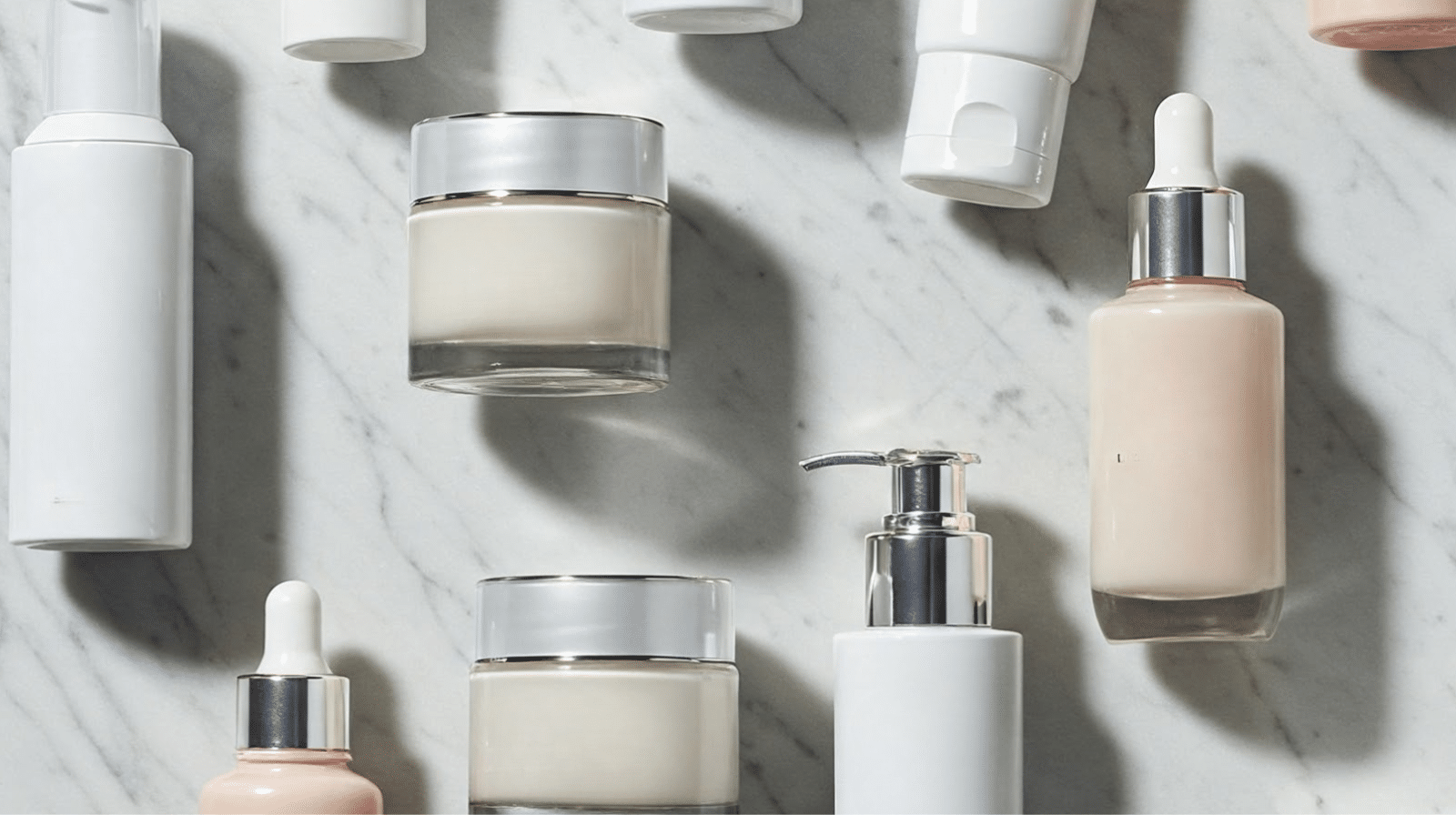 Sélection de produits de beauté bio, green et techniques regroupés sur une coiffeuse, illustrant un article comparatif sur les meilleures marques de cosmétique selon une consommatrice.