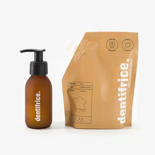 Gros plan d’un galet de shampoing solide La Marque En Moins posé sur un porte-savon en bois, illustrant un avis personnel et détaillé sur la marque française zéro déchet.