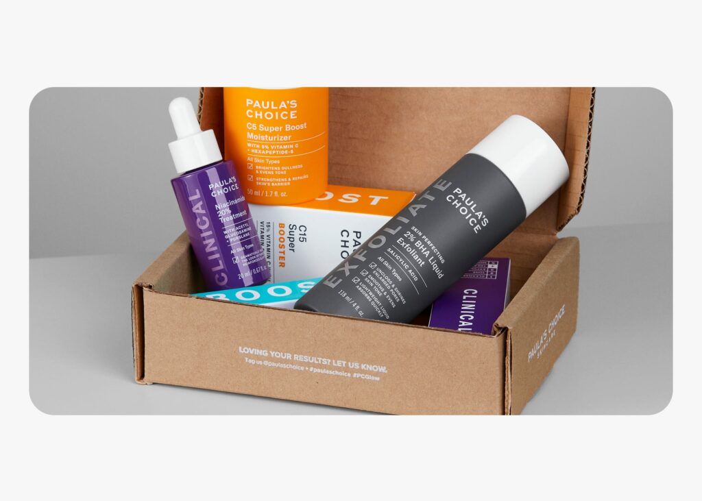 : Gros plan d’un flacon Paula’s Choice tenu à la main, représentant une expérience personnelle et un avis sincère sur les soins de la marque américaine.