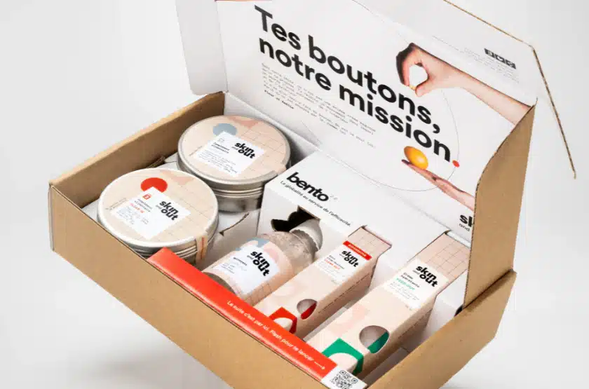 Photo d’un pot de crème Skin & Out tenu à la main, représentant un avis personnel et détaillé sur les soins anti-boutons de la marque française.