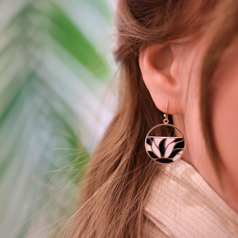 Image d’une main portant plusieurs bijoux 1001 Bijoux : bracelet gravé, bague argent et créoles, représentant la qualité et la simplicité du quotidien.