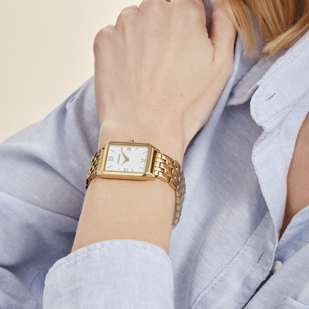 Montres Histoire d’Or en acier, cuir et or, disposées sur un coussin d’exposition, illustrant la diversité des styles homme et femme.