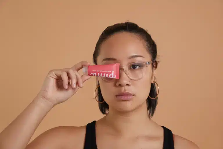 Déodorant Nuud en tube et en stick posés sur une table de salle de bain, illustrant un article test et avis sur le déodorant naturel sans aluminium et sans parfum.