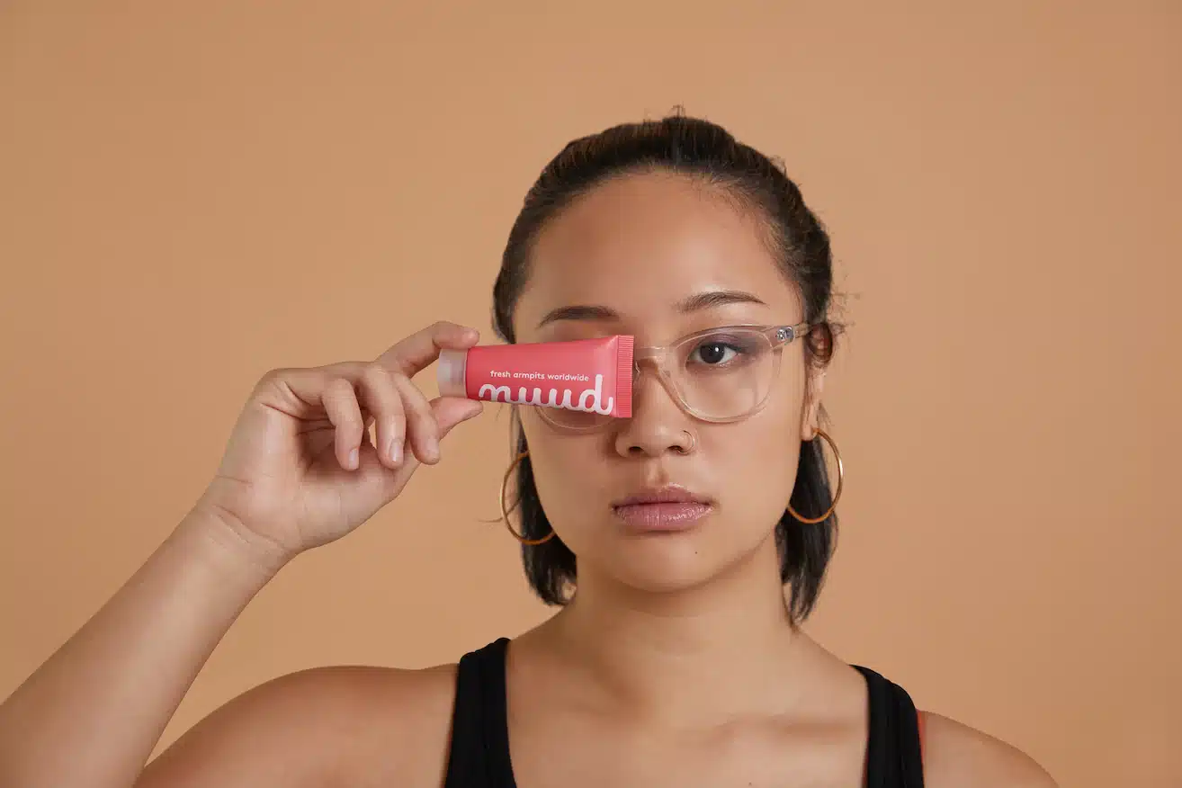 Déodorant Nuud en tube et en stick posés sur une table de salle de bain, illustrant un article test et avis sur le déodorant naturel sans aluminium et sans parfum.