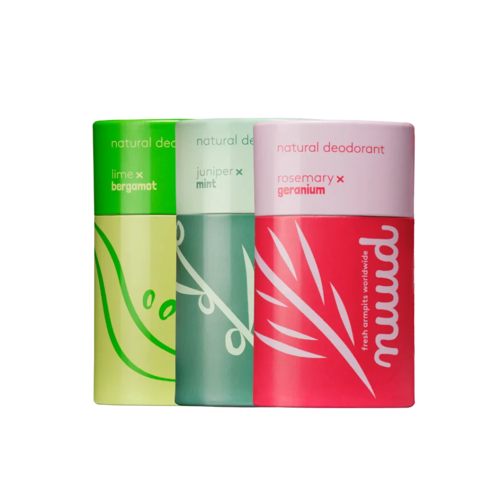 Photo des fondateurs de Nuud et tubes en canne à sucre, illustrant l’histoire et la philosophie écologique de la marque de déodorant naturelle venue des Pays-Bas.