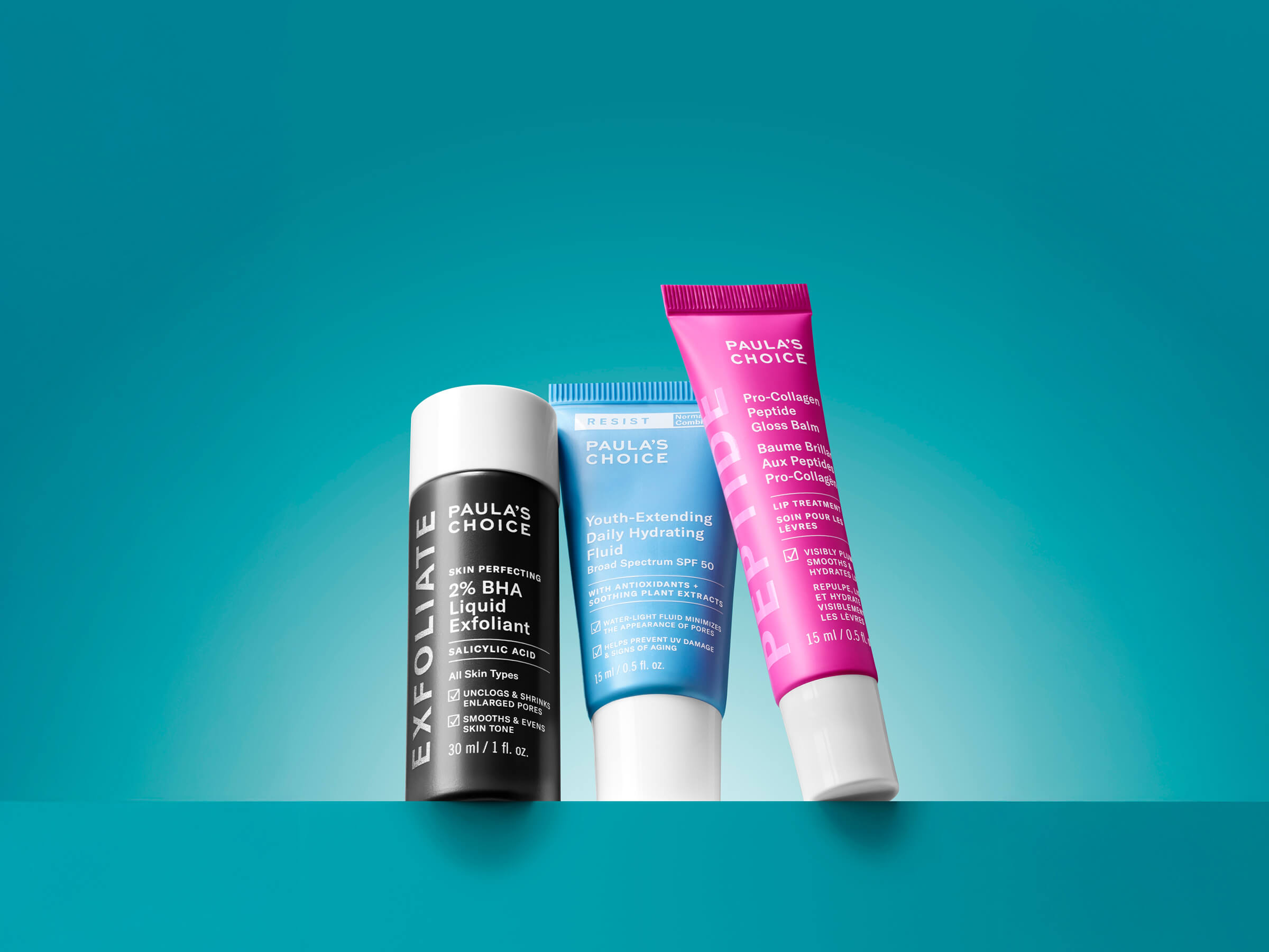 Produits Paula’s Choice disposés sur une table de salle de bain, illustrant un article test et avis sur la marque américaine de soins pour la peau reconnue pour son exfoliant BHA et son rétinol.