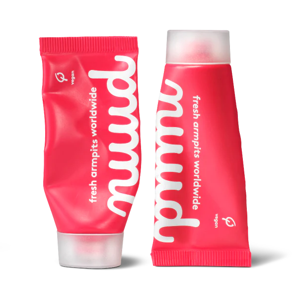 Déodorant Nuud posé à côté de produits de soin naturels, symbolisant le choix d’une routine plus propre et durable sans aluminium.