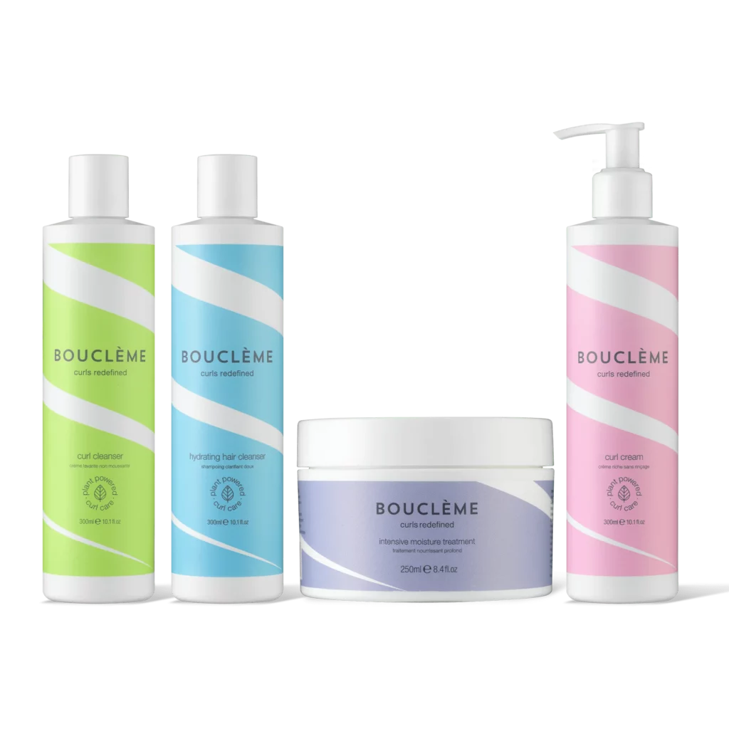 Shampoing hydratant, Curl Cream, Curl Defining Gel et bonnet Bouclème disposés sur une table de salle de bain, photo pour un article test et avis sur la marque.